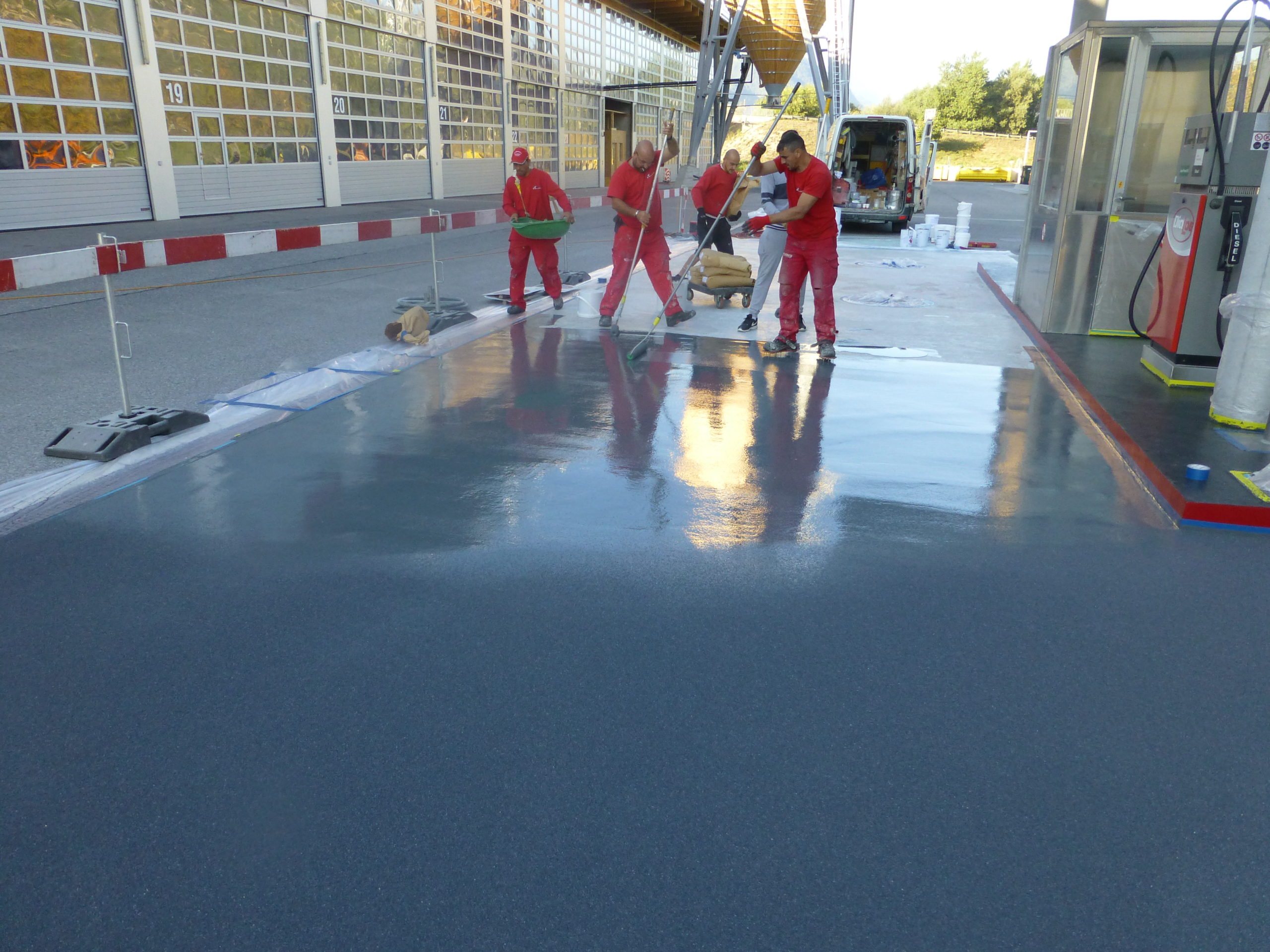 Station service, résine — Revêtement de sol en résine, en cours (4)